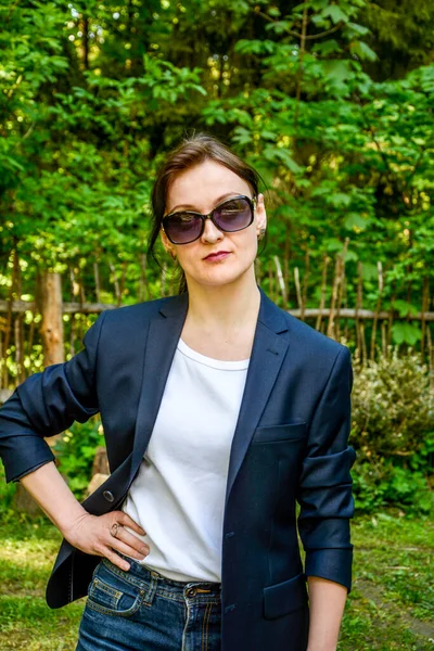 Young Business Caucasian Woman Confident Keeping Hands Hips Portrait Elegantly — Stock Photo, Image