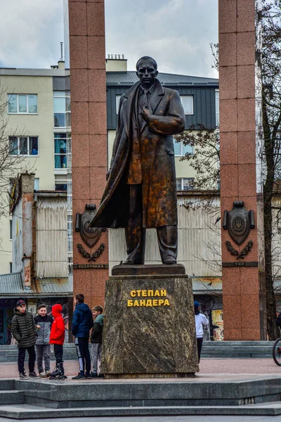 乌克兰利沃夫地区利沃夫 2022年2月24日 乌克兰民族英雄 独立斗士斯捷潘 班德拉纪念碑 — 图库照片