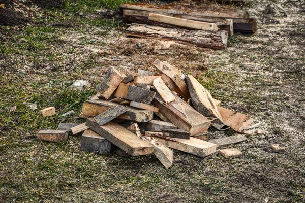 Rester Plankor Med Spikar Efter Installation Betongform Återvinning Virke Bakgrund — Stockfoto