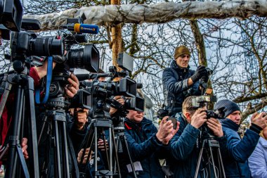 Lviv. Ukrayna. Yayın etkinliğinde 2021 Eylül 'de çok sayıda basın ve medya muhabiri görüşmeler yapıyor. Gazeteciler Basın Konferansı. Video kameralı bir kalabalık..
