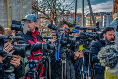 Lviv. Ukrayna. Yayın etkinliğinde 2021 Eylül 'de çok sayıda basın ve medya muhabiri görüşmeler yapıyor. Gazeteciler Basın Konferansı. Video kameralı bir kalabalık..
