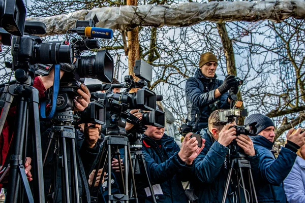 Lviv. Ukrayna. Yayın etkinliğinde 2021 Eylül 'de çok sayıda basın ve medya muhabiri görüşmeler yapıyor. Gazeteciler Basın Konferansı. Video kameralı bir kalabalık..