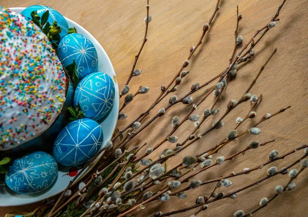 Три Штучні Яйця Великодня Прикрашені Восково Стійкою Технікою Фарбування Українська — стокове фото