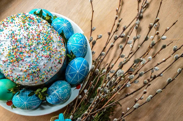 Tres Huevos Pascua Hechos Mano Decorados Con Técnica Teñido Resistente — Foto de Stock