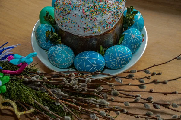 Tres Huevos Pascua Hechos Mano Decorados Con Técnica Teñido Resistente — Foto de Stock