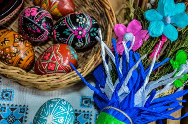 Lviv. Ukrayna. Mart 2022.3 el yapımı paskalya yumurtası balmumuna dayanıklı boyama tekniğiyle dekore edildi. Beyaz eski ahşap zemin üzerinde Ukrayna piranası ve metin için boş alan