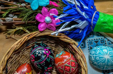 Lviv. Ukrayna. Mart 2022.3 el yapımı paskalya yumurtası balmumuna dayanıklı boyama tekniğiyle dekore edildi. Beyaz eski ahşap zemin üzerinde Ukrayna piranası ve metin için boş alan