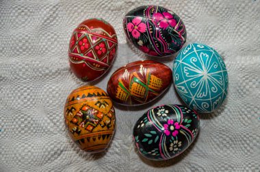 Lviv. Ukrayna. Mart 2022.3 el yapımı paskalya yumurtası balmumuna dayanıklı boyama tekniğiyle dekore edildi. Beyaz eski ahşap zemin üzerinde Ukrayna piranası ve metin için boş alan