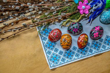 Lviv. Ukrayna. Mart 2022.3 el yapımı paskalya yumurtası balmumuna dayanıklı boyama tekniğiyle dekore edildi. Beyaz eski ahşap zemin üzerinde Ukrayna piranası ve metin için boş alan