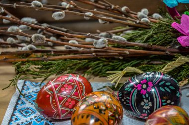 Lviv. Ukrayna. Mart 2022.3 el yapımı paskalya yumurtası balmumuna dayanıklı boyama tekniğiyle dekore edildi. Beyaz eski ahşap zemin üzerinde Ukrayna piranası ve metin için boş alan