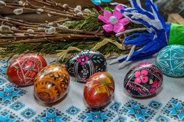 Lviv. Ukrayna. Mart 2022.3 el yapımı paskalya yumurtası balmumuna dayanıklı boyama tekniğiyle dekore edildi. Beyaz eski ahşap zemin üzerinde Ukrayna piranası ve metin için boş alan