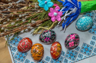 Lviv. Ukrayna. Mart 2022.3 el yapımı paskalya yumurtası balmumuna dayanıklı boyama tekniğiyle dekore edildi. Beyaz eski ahşap zemin üzerinde Ukrayna piranası ve metin için boş alan