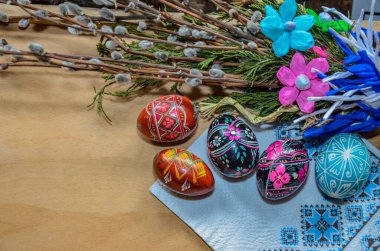 Lviv. Ukrayna. Mart 2022.3 el yapımı paskalya yumurtası balmumuna dayanıklı boyama tekniğiyle dekore edildi. Beyaz eski ahşap zemin üzerinde Ukrayna piranası ve metin için boş alan