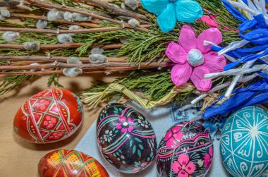 Lviv. Ukrayna. Mart 2022.3 el yapımı paskalya yumurtası balmumuna dayanıklı boyama tekniğiyle dekore edildi. Beyaz eski ahşap zemin üzerinde Ukrayna piranası ve metin için boş alan
