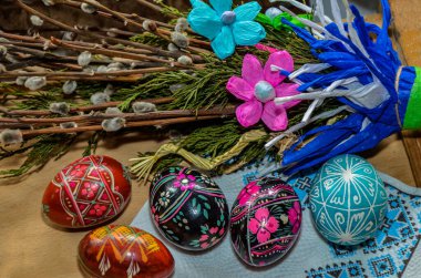 Lviv. Ukrayna. Mart 2022.3 el yapımı paskalya yumurtası balmumuna dayanıklı boyama tekniğiyle dekore edildi. Beyaz eski ahşap zemin üzerinde Ukrayna piranası ve metin için boş alan