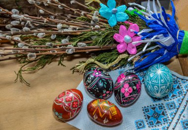 Lviv. Ukrayna. Mart 2022.3 el yapımı paskalya yumurtası balmumuna dayanıklı boyama tekniğiyle dekore edildi. Beyaz eski ahşap zemin üzerinde Ukrayna piranası ve metin için boş alan