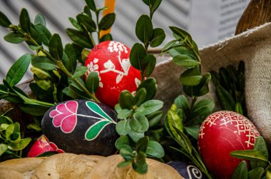 Lviv. Ukrayna. Mart 2022.3 el yapımı paskalya yumurtası balmumuna dayanıklı boyama tekniğiyle dekore edildi. Beyaz eski ahşap zemin üzerinde Ukrayna piranası ve metin için boş alan