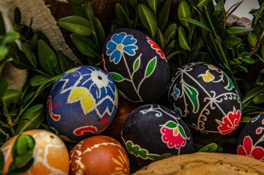 Lviv. Ukrayna. Mart 2022.3 el yapımı paskalya yumurtası balmumuna dayanıklı boyama tekniğiyle dekore edildi. Beyaz eski ahşap zemin üzerinde Ukrayna piranası ve metin için boş alan