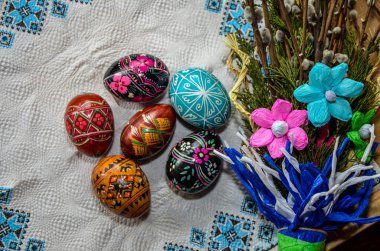 Lviv. Ukrayna. Mart 2022.3 el yapımı paskalya yumurtası balmumuna dayanıklı boyama tekniğiyle dekore edildi. Beyaz eski ahşap zemin üzerinde Ukrayna piranası ve metin için boş alan