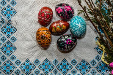 Lviv. Ukrayna. Mart 2022.3 el yapımı paskalya yumurtası balmumuna dayanıklı boyama tekniğiyle dekore edildi. Beyaz eski ahşap zemin üzerinde Ukrayna piranası ve metin için boş alan