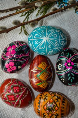 Lviv. Ukrayna. Mart 2022.3 el yapımı paskalya yumurtası balmumuna dayanıklı boyama tekniğiyle dekore edildi. Beyaz eski ahşap zemin üzerinde Ukrayna piranası ve metin için boş alan