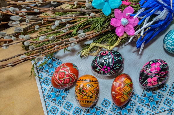 Lviv. Ukrayna. Mart 2022.3 el yapımı paskalya yumurtası balmumuna dayanıklı boyama tekniğiyle dekore edildi. Beyaz eski ahşap zemin üzerinde Ukrayna piranası ve metin için boş alan