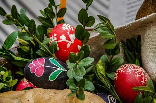 Lviv. Ukrayna. Mart 2022.3 el yapımı paskalya yumurtası balmumuna dayanıklı boyama tekniğiyle dekore edildi. Beyaz eski ahşap zemin üzerinde Ukrayna piranası ve metin için boş alan