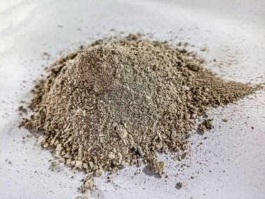 Organik gübreli demir kova. Bahçede çalışmak için aletlerle..