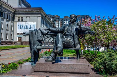 Rivne, Ukrayna - Mayıs 2021. Ulas Samchuk Anıtı, 1934 'te holodomor kıtlığı hakkında ilk romanı yazan Ukraynalı büyük yazar, reklamcı ve gazeteci..