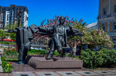 Rivne, Ukrayna - Mayıs 2021. Ulas Samchuk Anıtı, 1934 'te holodomor kıtlığı hakkında ilk romanı yazan Ukraynalı büyük yazar, reklamcı ve gazeteci..