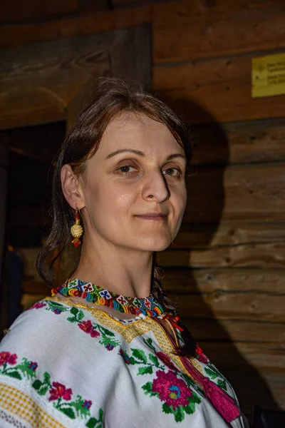 Orgullo Mujer Emotiva Tela Tradicional Ucraniana Camisa Bordado Cultura Ucraniana — Foto de Stock