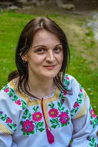 Πίστη Και Περηφάνια Emotive Γυναίκα Ουκρανικό Παραδοσιακό Ύφασμα Πουκάμισο Κέντημα — Φωτογραφία Αρχείου