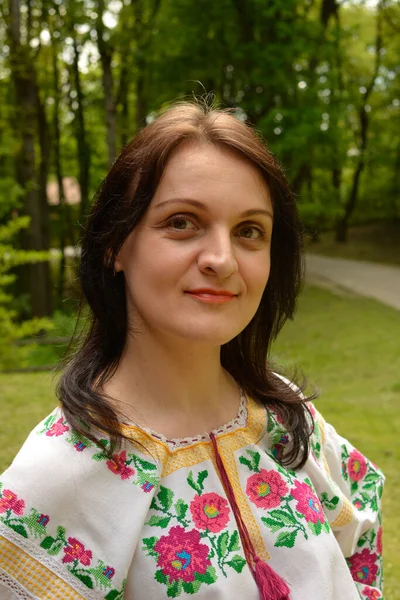 信仰と誇り ウクライナの伝統的な布の動機の女性 刺繍シャツ ウクライナ文化 ファッション 愛国心 広告の概念 — ストック写真