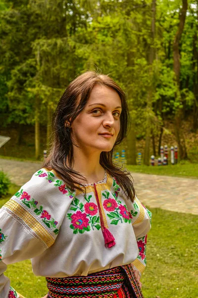 Fede Orgoglio Donna Emotiva Stoffa Tradizionale Ucraina Camicia Ricamo Cultura — Foto Stock