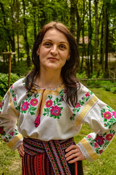 信仰和骄傲 穿着乌克兰传统布料绣花衬衫的情妇 乌克兰文化 爱国主义 广告的概念 — 图库照片