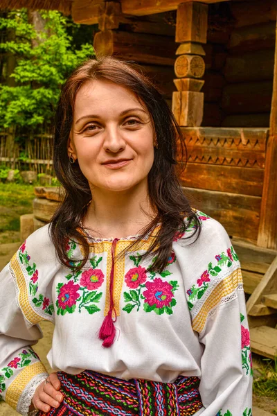 信仰と誇り ウクライナの伝統的な布の動機の女性 刺繍シャツ ウクライナ文化 ファッション 愛国心 広告の概念 — ストック写真