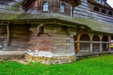Drohobych, Lviv Oblastı, Ukrayna. 2021.Eski ahşap St. George Kilisesi, Ukrayna Rönesansı tarzı, güney cephesi. Site UNESCO dünya mirası listesinde yer alıyor.