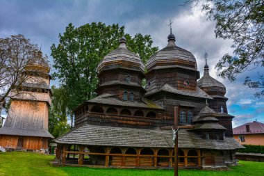 Drohobych, Lviv Oblastı, Ukrayna. 2021.Eski ahşap St. George Kilisesi, Ukrayna Rönesansı tarzı, güney cephesi. Site UNESCO dünya mirası listesinde yer alıyor.