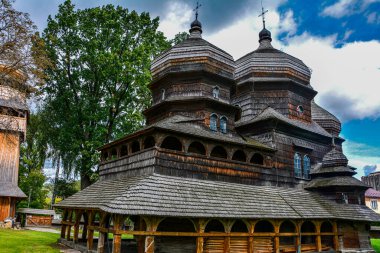 Drohobych, Lviv Oblastı, Ukrayna. 2021.Eski ahşap St. George Kilisesi, Ukrayna Rönesansı tarzı, güney cephesi. Site UNESCO dünya mirası listesinde yer alıyor.