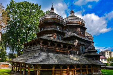 Drohobych, Lviv Oblastı, Ukrayna. 2021.Eski ahşap St. George Kilisesi, Ukrayna Rönesansı tarzı, güney cephesi. Site UNESCO dünya mirası listesinde yer alıyor.