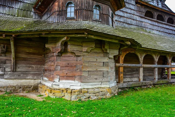 Drohobych, Lviv Oblastı, Ukrayna. 2021.Eski ahşap St. George Kilisesi, Ukrayna Rönesansı tarzı, güney cephesi. Site UNESCO dünya mirası listesinde yer alıyor.