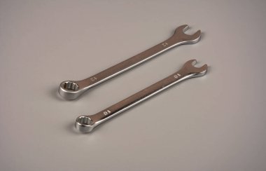 Metal anahtarlı İngiliz anahtarı. Endüstriyel geçmiş. İngiliz anahtarı alet takımı. Farklı boyutlarda anahtarlar..