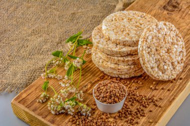 Diyet karabuğday kurabiyeleri. Pirinç tanecikleri, karabuğday ve yulaf ezmesi, kopyalama alanı yakınında farklı türde cips..