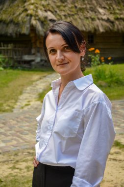 İş kadını portresi. Beyaz gömlekli, modaya uygun bir modelin portresi. .