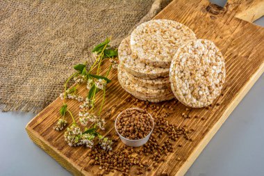 Diyet karabuğday kurabiyeleri. Pirinç tanecikleri, karabuğday ve yulaf ezmesi, kopyalama alanı yakınında farklı türde cips..