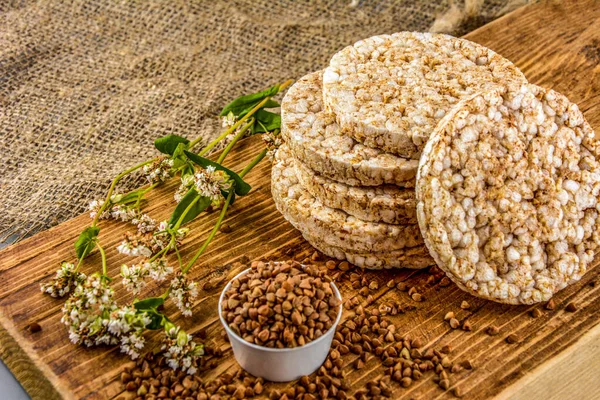 Diyet karabuğday kurabiyeleri. Pirinç tanecikleri, karabuğday ve yulaf ezmesi, kopyalama alanı yakınında farklı türde cips..