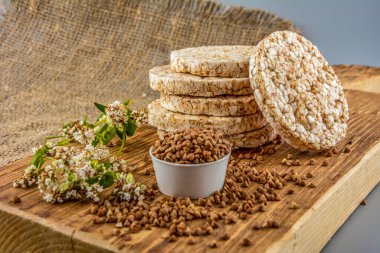 Diyet karabuğday kurabiyeleri. Pirinç tanecikleri, karabuğday ve yulaf ezmesi, kopyalama alanı yakınında farklı türde cips..