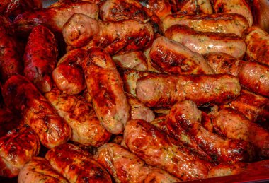 Izgara sosis, ev yapımı, dökme demir tava ya da domatesli kızartma tavası, sarımsak ve biberiye. Brezilya barbeküsü.