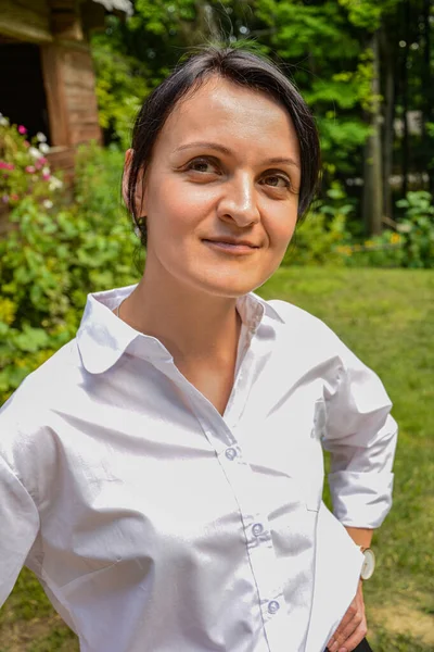 İş kadını portresi. Beyaz gömlekli, modaya uygun bir modelin portresi. .