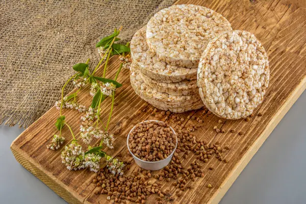 Diyet karabuğday kurabiyeleri. Pirinç tanecikleri, karabuğday ve yulaf ezmesi, kopyalama alanı yakınında farklı türde cips..